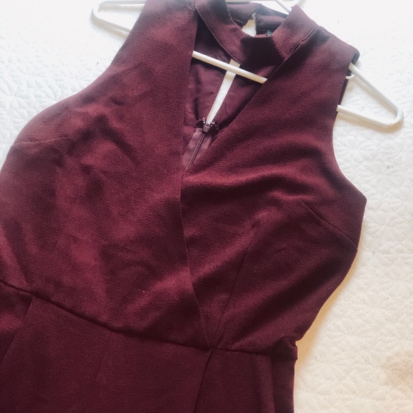 Burgundy jumpsuit sleeveless with cute neck collar - Picture 4 of 4